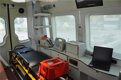 额尔古纳市救护车内部